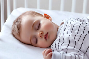 Faut-il repositionner son bébé s’il dort mal dans son lit ?
