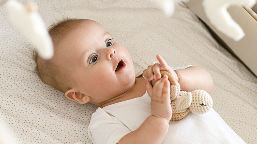 Doudou, oreiller, couette : quand les proposer à ton bébé sans risque ?