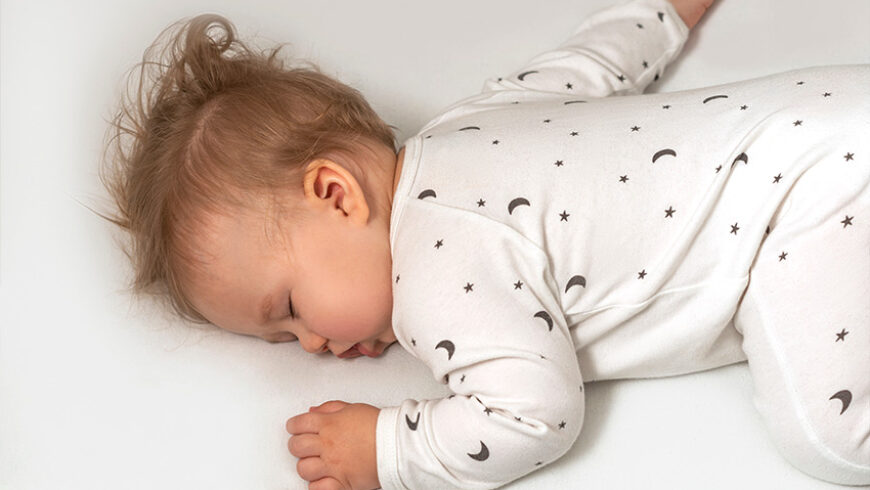 Mon bébé dort sur le ventre : faut-il intervenir ?